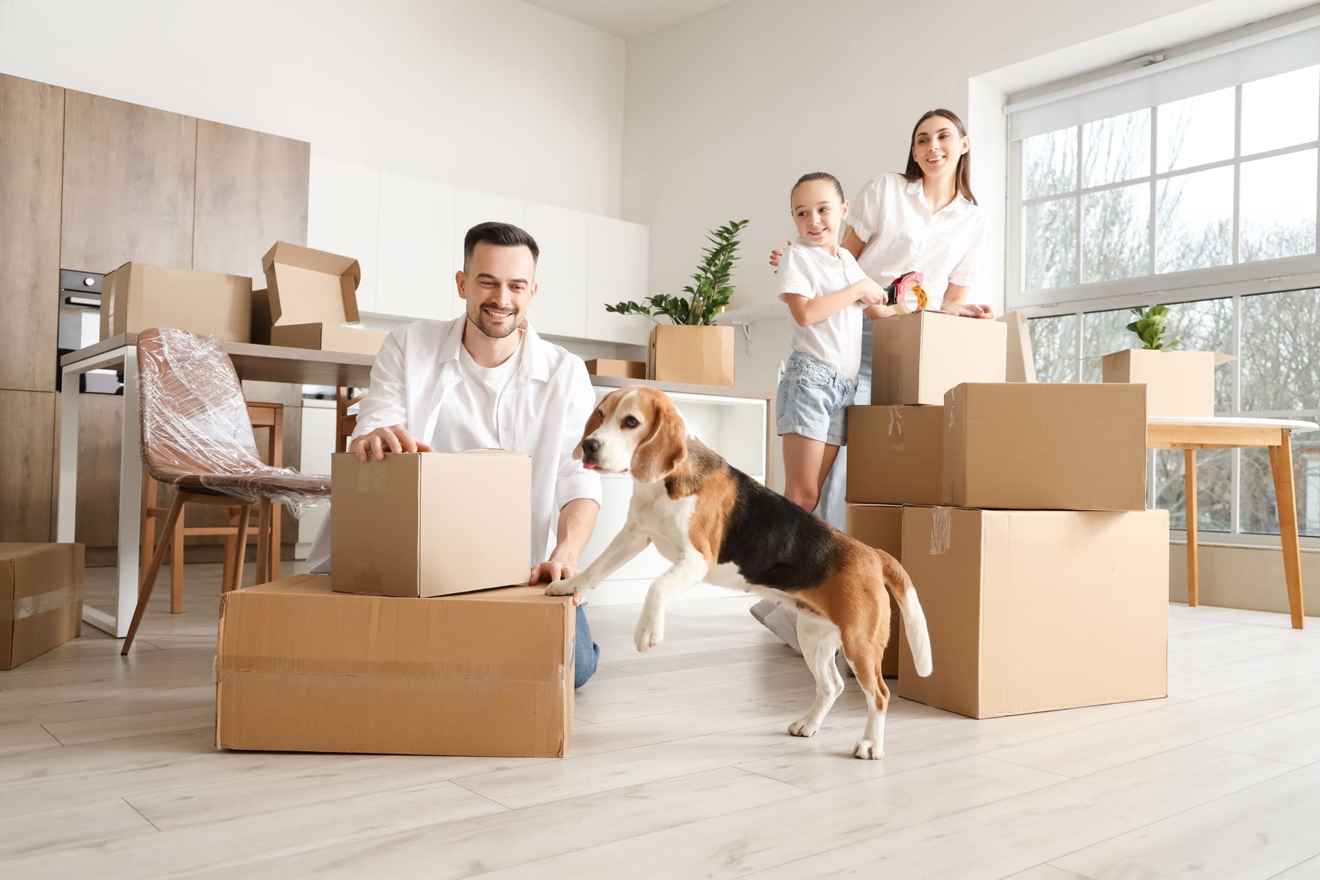 En familj med sin flyttpackning