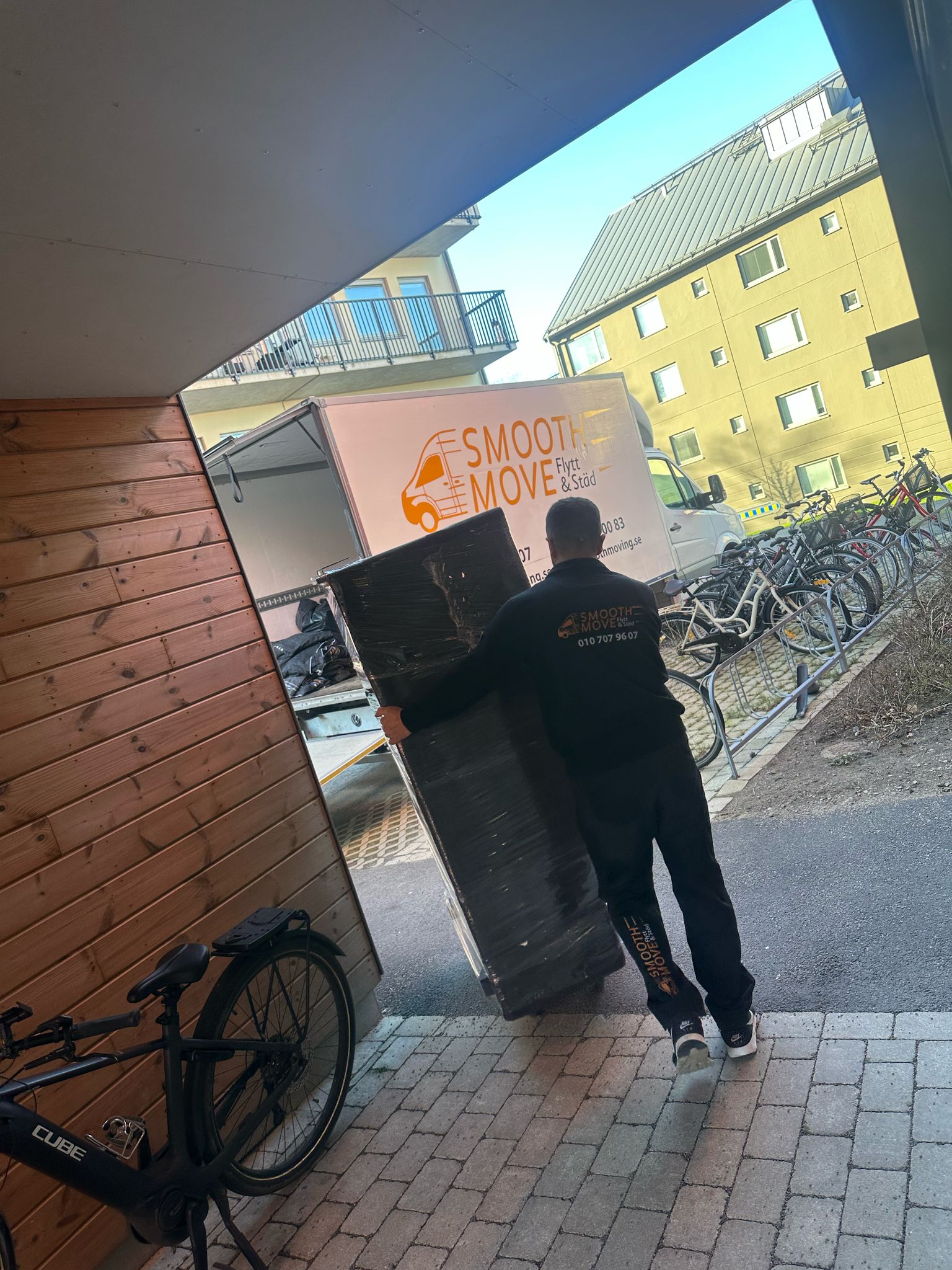 Arbeta hos oss - kollega tömmer förrådet