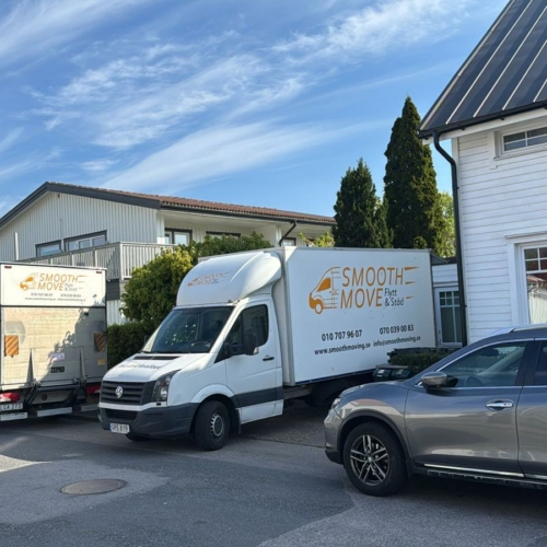 2 flyttbilar hjälper till med storflytt