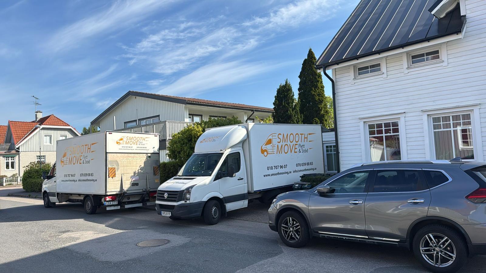 2 flyttbilar hjälper till med storflytt